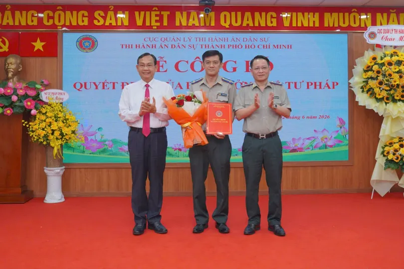 Đồng chí Nguyễn Văn Hòa, Trưởng Thi hành án dân sự TPHCM (bên phải) cùng đồng chí Đinh Thanh Nhàn, Phó Trưởng Ban Tổ chức Thành ủy TPHCM chúc mừng đồng chí Trần Đình Hoàng