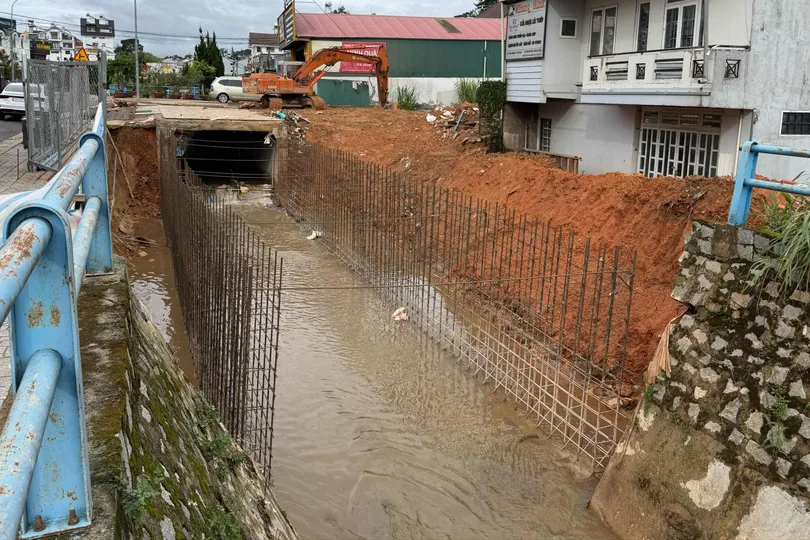 Phá bờ kè, xây dựng đường trái phép trên suối nội đô Đà Lạt