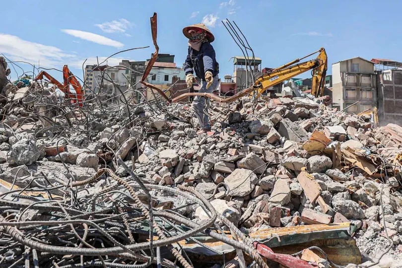 Phế thải, gạch đá chất đống tại khu vực giải phóng mặt bằng thi công dự án đường Vành đai 2.5 (ẢNH: TIẾN CƯỜNG)