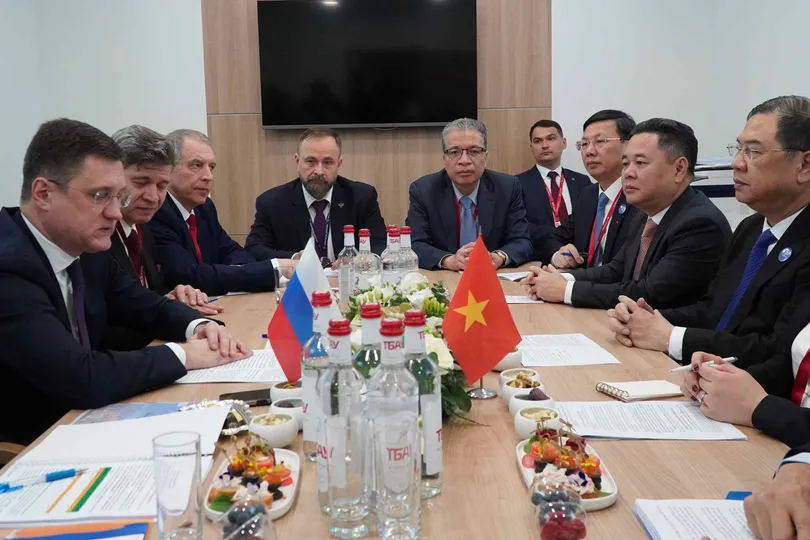 Phó Thủ tướng Thường trực Phạm Gia Túc (thứ 2 từ phải sang) làm việc với Phó Thủ tướng Nga Alexander Novak (ẢNH: TTXVN)
