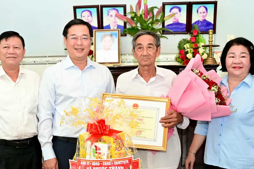 Phó Bí thư Thường trực Thành ủy TPHCM Lê Quốc Phong thăm, chúc thọ người cao tuổi