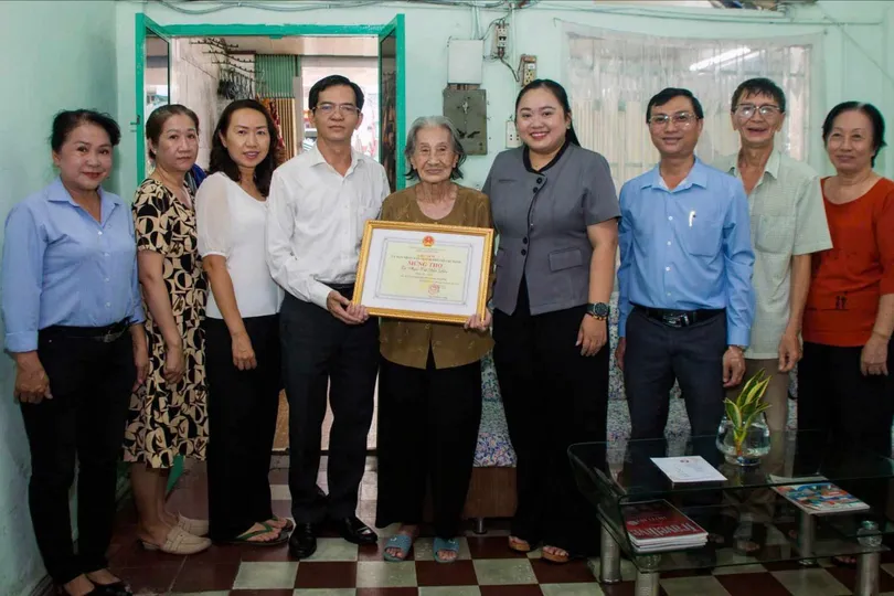 Đồng chí Dương Trọng Hiếu cùng đoàn đến thăm, chúc thọ cụ Phan Thị Hòa Điều. Ảnh: TIẾN ĐẠT
