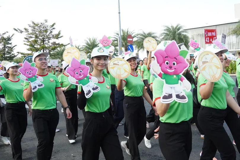Cán bộ, đảng viên, đoàn viên và nhân dân trên địa bàn phường Bình Trưng (TPHCM) đi bộ đồng hành "Chung tay xây dựng Bình Trưng xanh - văn minh - hiện đại - nghĩa tình” (Ảnh: THU HƯỜNG)