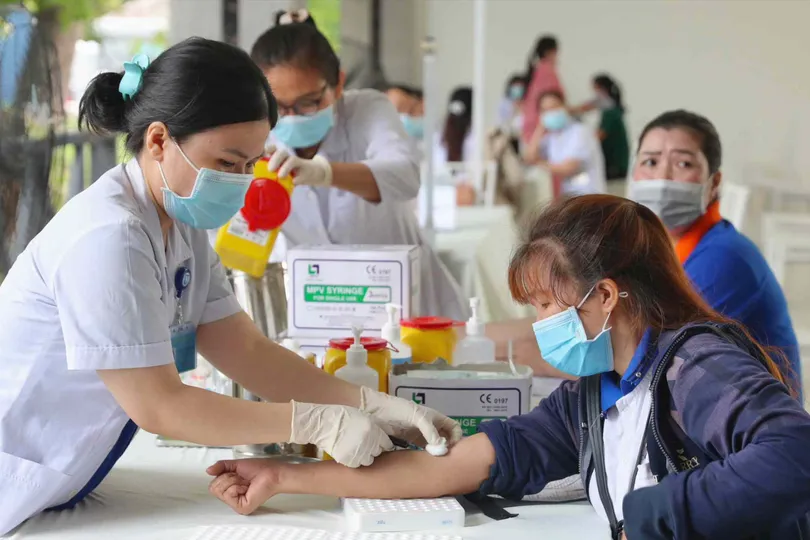 LĐLĐ TPHCM trao quà chăm lo công nhân khó khăn, bệnh hiểm nghèo dịp Tháng Công nhân năm 2026