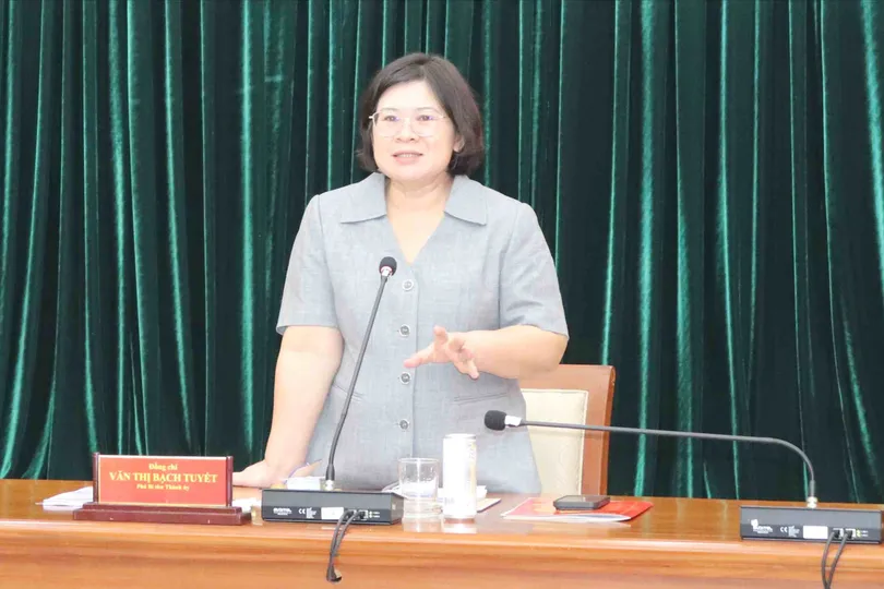 Đồng chí Văn Thị Bạch Tuyết tại buổi làm việc với Ban Thường vụ Đảng ủy phường Tân Sơn Nhì