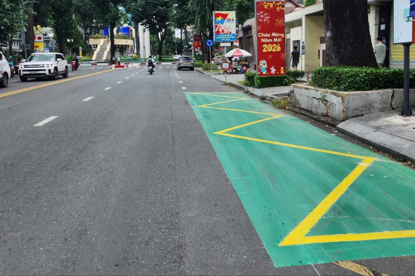 Trạm dừng xe buýt sơn phản quang màu xanh giúp tăng nhận diện