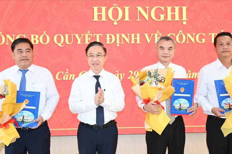 Phó Bí thư Thành ủy TPHCM Đặng Minh Thông trao quyết định cán bộ tại Cần Giờ