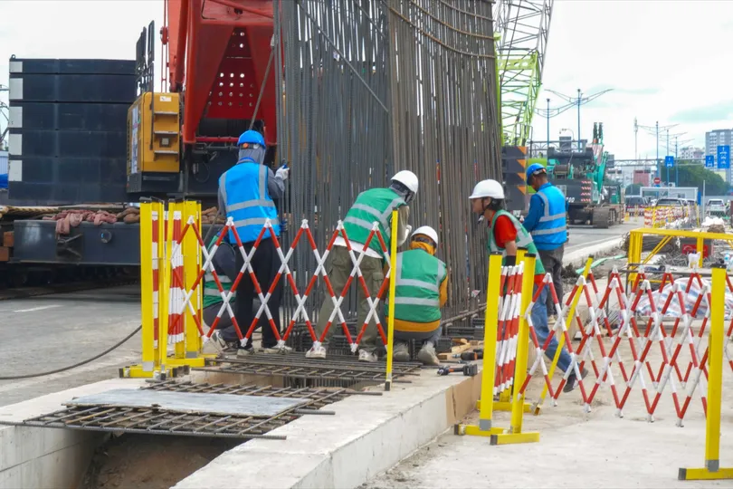 Thi công tường vây ga ngầm Phạm Văn Bạch thuộc tuyến Metro số 2