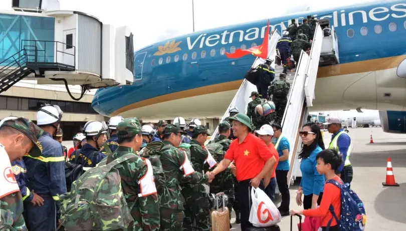 Đoàn cứu nạn, cứu hộ Việt Nam lên máy bay về nước tại sân bay quốc tế Simon Bolivar ở thành phố Maiquetia, bang La Guaira, Venezuela. Ảnh: VIETNAM+