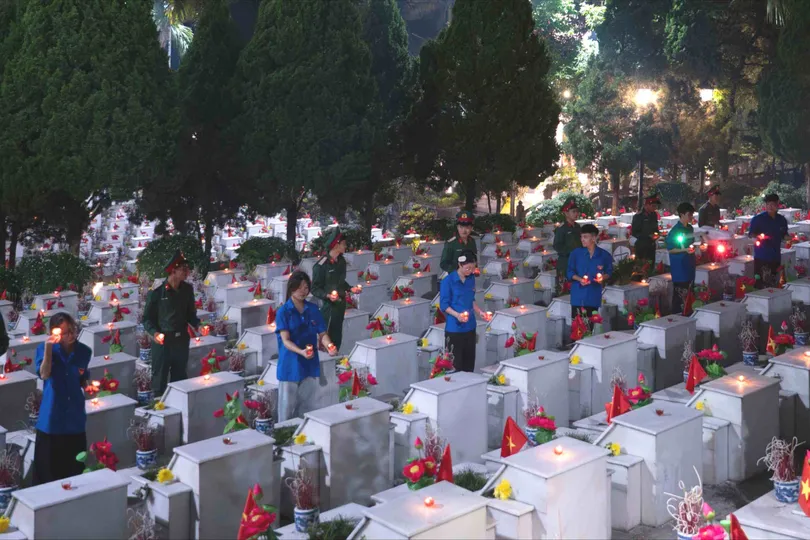 Thắp nến tri ân anh hùng liệt sĩ tại Nghĩa trang Liệt sĩ quốc gia Vị Xuyên