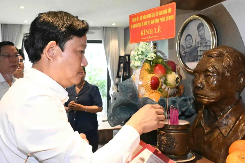 Đoàn đại biểu TPHCM thắp hương tưởng nhớ đồng chí Trần Bạch Đằng
