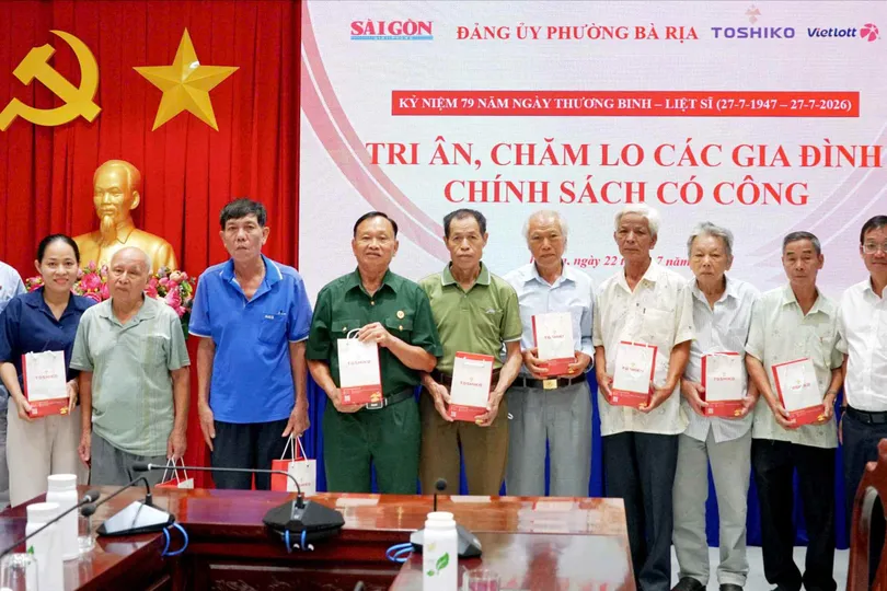 Ban tổ chức chương trình tặng quà tri ân, chăm lo các gia đình chính sách tại phường Bà Rịa. Ảnh: VIỆT NGA