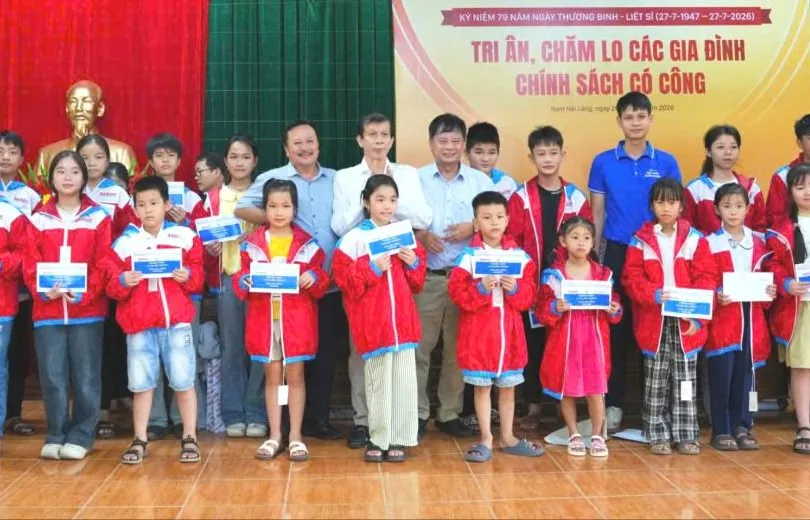 Báo Sài Gòn Giải Phóng phối hợp với các đơn vị tài trợ trao tặng áo ấm và học bổng cho học sinh vượt khó là con em các gia đình chính sách tại xã Nam Hải Lăng, tỉnh Quảng Trị