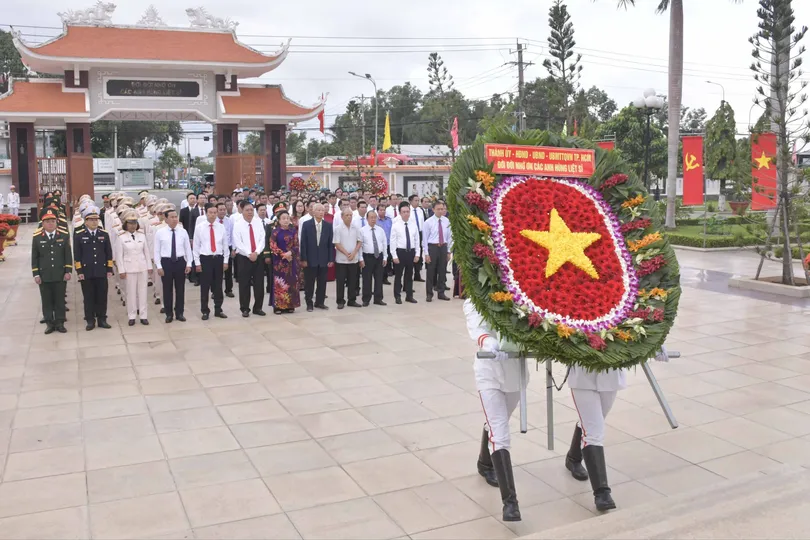 Đoàn đại biểu TPHCM viếng Nghĩa trang Liệt sĩ Bà Rịa - Vũng Tàu