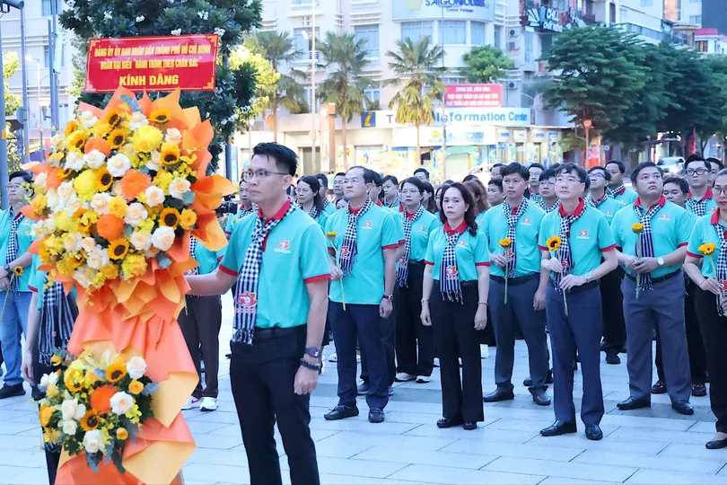 Đoàn đại biểu Đảng ủy UBND TPHCM báo công dâng Bác