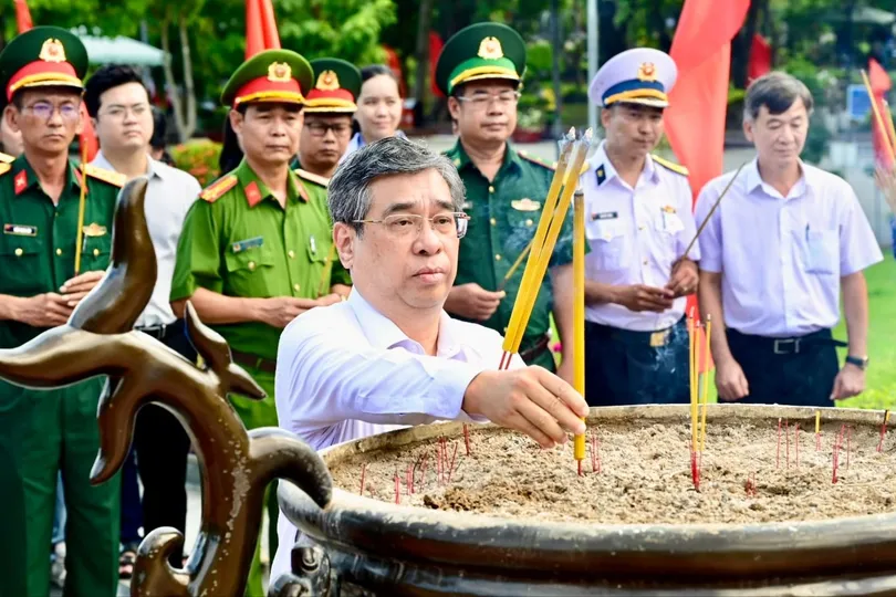 Lãnh đạo Thành ủy TPHCM dâng hoa, dâng hương tưởng niệm các Anh hùng liệt sĩ tại Côn Đảo