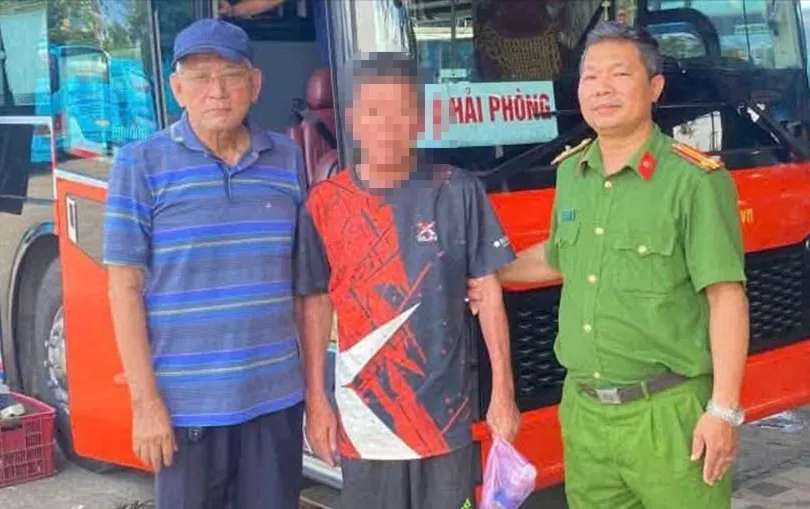 Ông C. được Công an xã Tịnh Khê đưa lên xe khách về với gia đình. Ảnh: ĐVCC