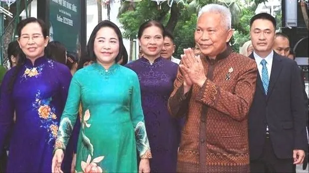 Chủ tịch Quốc hội kiêm Chủ tịch Hạ viện Thái Lan dự triển lãm Đan kết hữu nghị và thăm Đền Ngọc Sơn