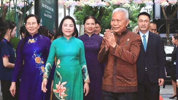 Chủ tịch Quốc hội kiêm Chủ tịch Hạ viện Thái Lan dự triển lãm Đan kết hữu nghị và thăm Đền Ngọc Sơn