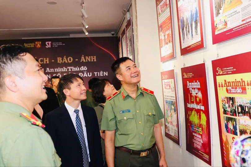 Các đại biểu tham quan khu vực trưng bày bìa báo ANTĐ. Ảnh: QUẾ VÂN