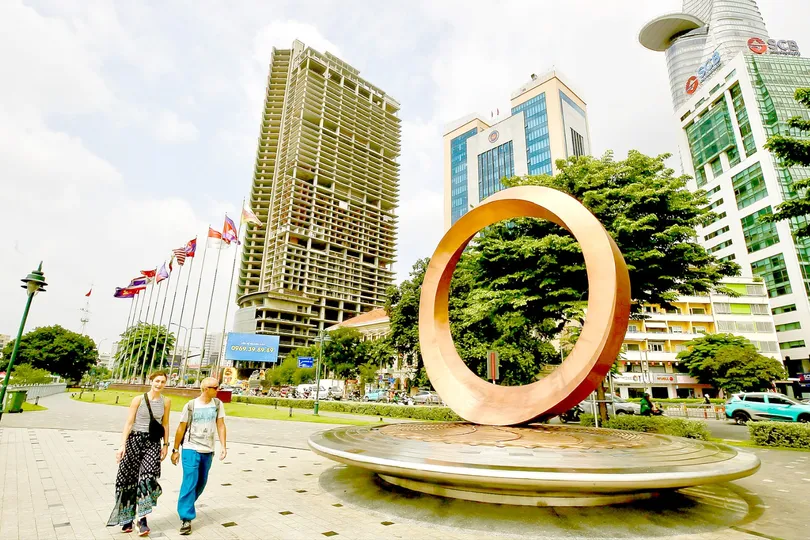 Biểu tượng Hữu nghị Quốc tế TPHCM đặt tại Công viên Bến Bạch Đằng, phường Sài Gòn, TPHCM (ẢNH: DŨNG PHƯƠNG)