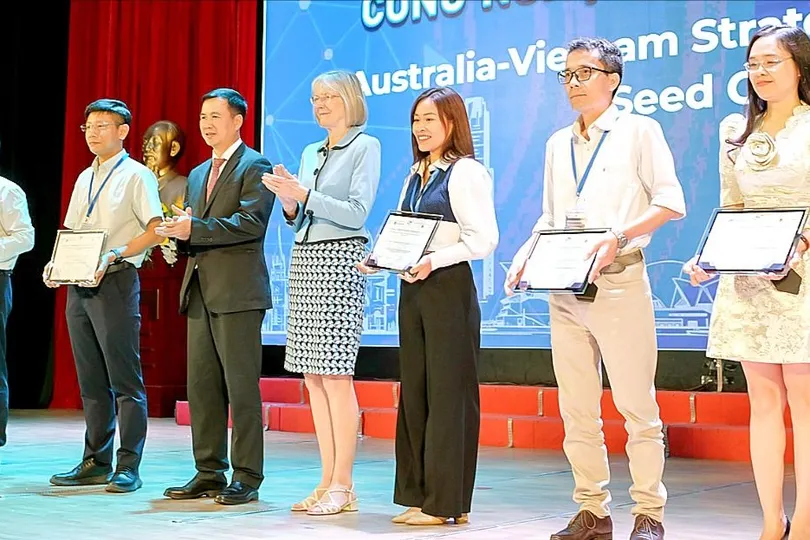 Đại sứ Australia Gillian Bird trao tài trợ cho các dự án hạt giống công nghệ chiến lược, ngày 11-6. Ảnh: PHƯƠNG ANH
