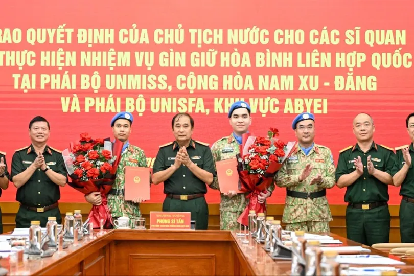 Trao quyết định cho 2 sĩ quan thực hiện nhiệm vụ gìn giữ hòa bình Liên hợp quốc