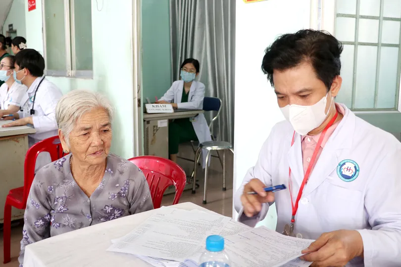 Bác sĩ Trạm y tế xã Bà Điểm khám sức khỏe miễn phí cho người dân (ẢNH: ĐÔNG SƠN)