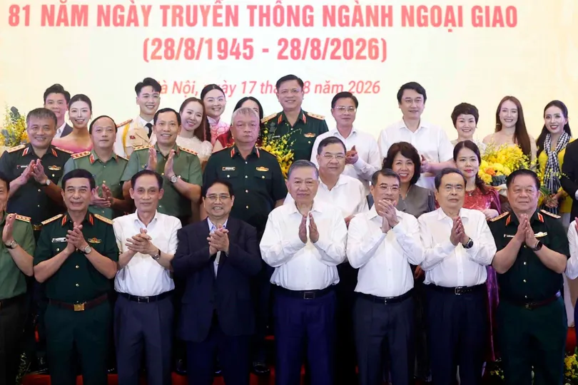 Tổng Bí thư, Chủ tịch nước Tô Lâm và các đại biểu dự Gặp mặt kỷ niệm 81 năm Ngày truyền thống ngành Công an và ngành Ngoại giao, tối 17-8 (ẢNH: TTXVN)
