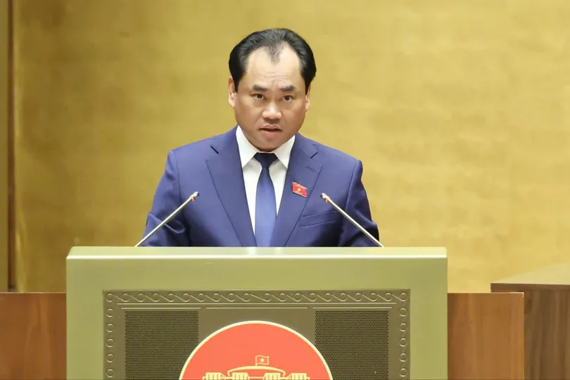 Bộ trưởng Bộ Nông nghiệp và Môi trường Trịnh Việt Hùng trình bày tờ trình về định hướng chính sách sửa đổi Luật Đất đai năm 2024, sáng 19-8. Ảnh: QUANG PHÚC 
