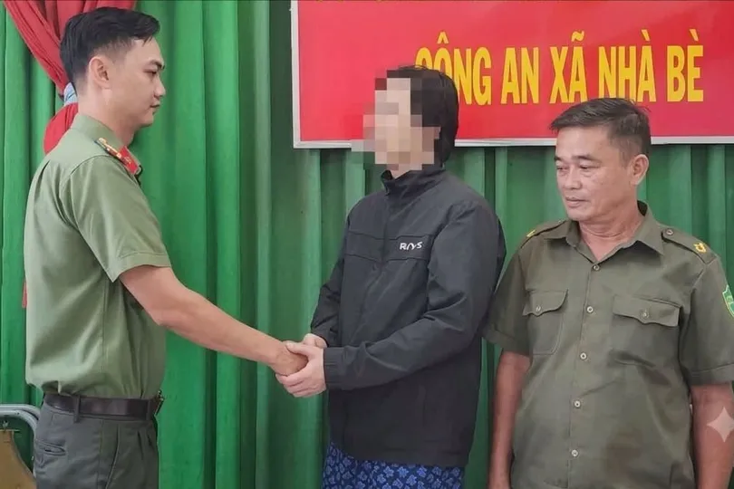 Người đàn ông Hàn Quốc gửi lời cảm ơn đến Công an xã Nhà Bè. Ảnh: CACC