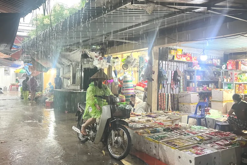 Bão số 4 có đường đi phức tạp và dị thường