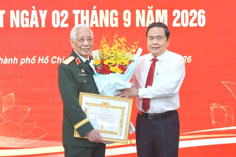 Chủ tịch Quốc hội Trần Thanh Mẫn trao Huy hiệu Đảng tại TPHCM