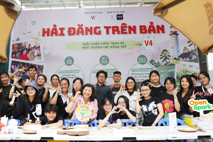  TS Lưu Thị Thanh Mai và các thành viên của dự án "Hải đăng trên bản" (ẢNH: HẢI ĐĂNG TRÊN BẢN)