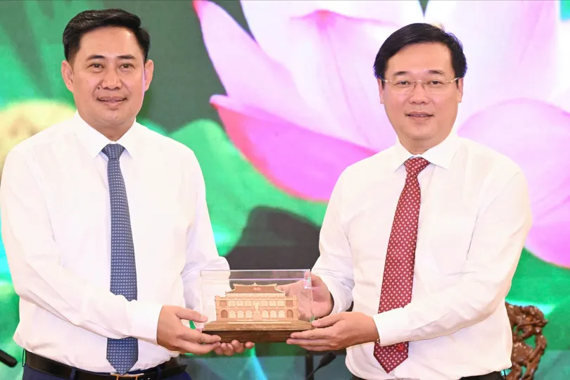Đồng chí Lê Quốc Phong tiếp đồng chí Alounxai Sounnalath (trái). Ảnh : VIỆT DŨNG