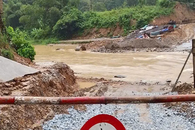 Mưa lớn gây ngập, sạt lở, chia cắt nhiều bản làng ở Nghệ An. Ảnh Đức Hải