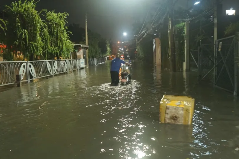 TPHCM: Mưa lớn giờ tan tầm kết hợp triều cường gây ngập, kẹt xe