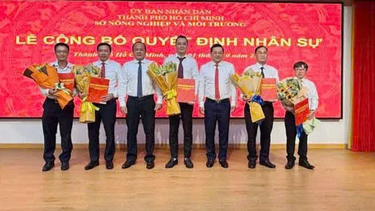 Giám đốc Sở NN-MT Nguyễn Toàn Thắng trao quyết định cho các cán bộ được điều động, bổ nhiệm