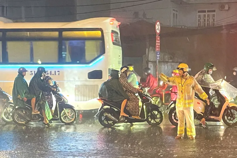 CSGT xuyên đêm hỗ trợ người dân trong mưa lớn
