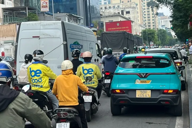 Dòng xe nối đuôi nhau di chuyển chậm trên đường Nguyễn Thị Minh Khai. Ảnh: QUỐC HÙNG
