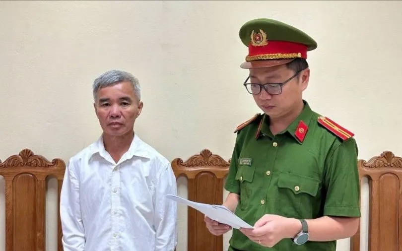 Cơ quan Cảnh sát điều tra tống đạt quyết định khởi tố bị can, lệnh cấm đi khỏi nơi cư trú đối với Bạch Chí Điển. Ảnh: CÔNG AN CUNG CẤP