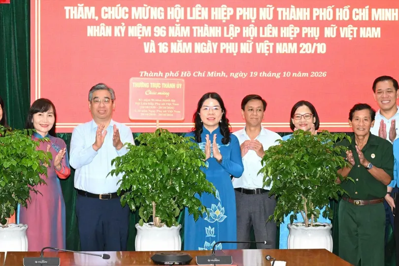 Phó Bí thư Thành ủy TPHCM Nguyễn Phước Lộc tặng cây xanh chúc mừng Hội LHPN TPHCM nhân Ngày Phụ nữ Việt Nam 20-10. Ảnh: VIỆT DŨNG
