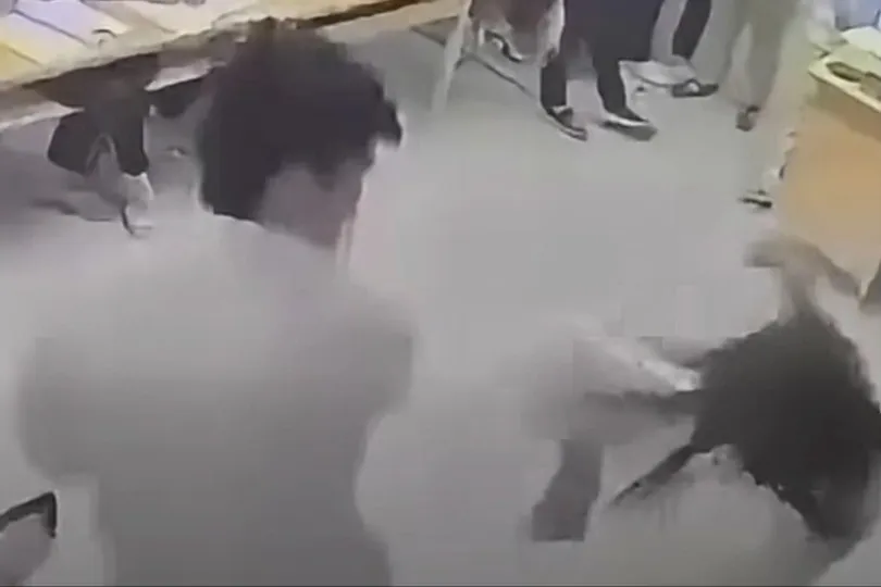 Thời điểm nam sinh hành hung cô giáo. Ảnh: CẮT TỪ CLIP
