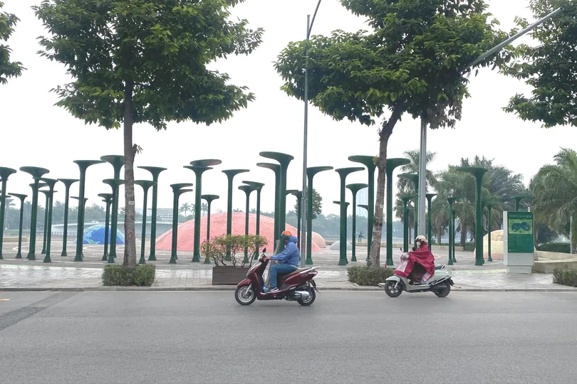 Từ chiều 29-10 đến sáng 30-10, Hà Nội bắt đầu có mưa nhỏ, trời nhiều sương mù và mây do không khí lạnh. Ảnh: PHÚC HẬU