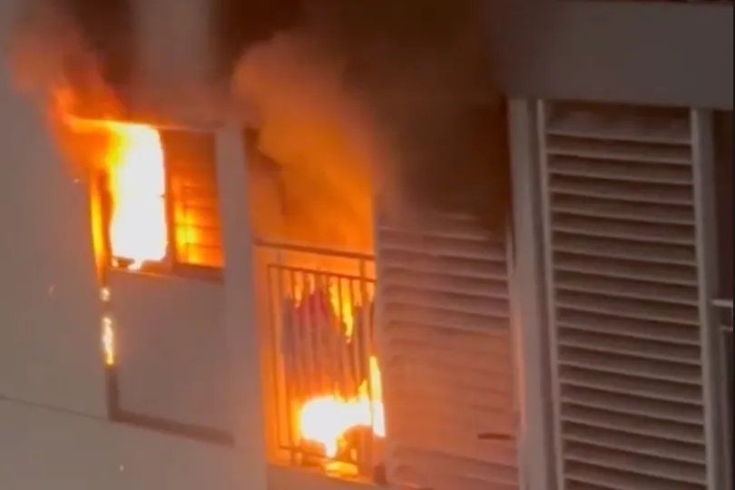 Cư dân phá cửa cứu 3 mẹ con trong vụ cháy căn hộ chung cư ở TPHCM