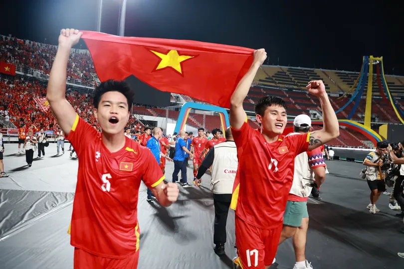 Các cầu thủ U22 Việt Nam bùng nổ cảm xúc sau khi giành tấm HCV bóng đá nam tại SEA Games 33 