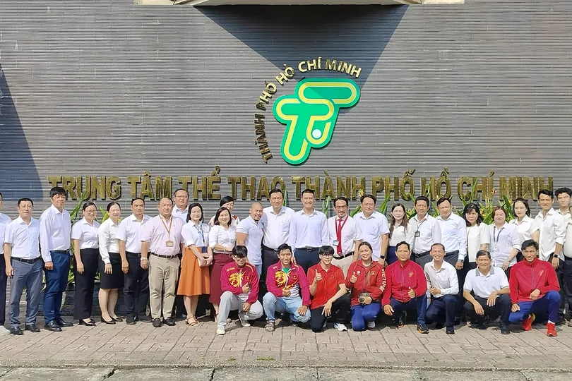 Đại diện Ban Tuyên giáo và Dân vận Thành ủy TPHCM cùng các huấn luyện viên, vận động viên TPHCM. Ảnh: THANH TÙNG 