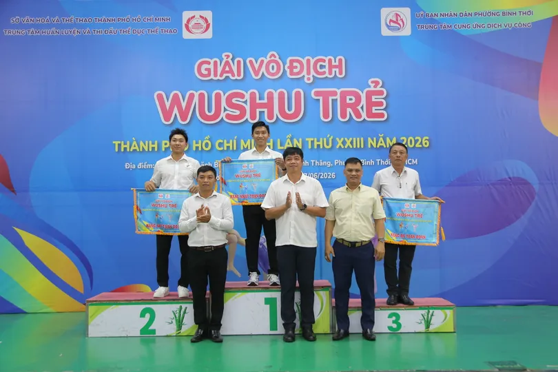 Ban tổ chức trao cờ thưởng toàn đoàn cho các đơn vị