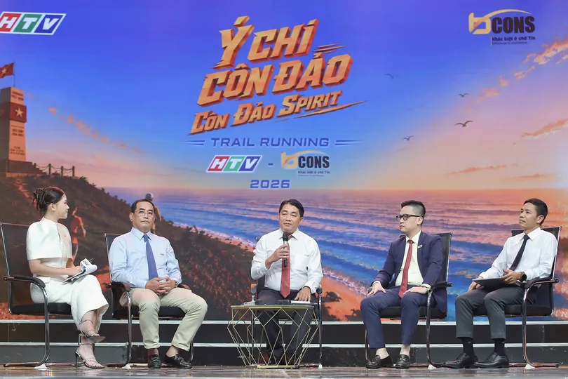 Đại diện Ban tổ chức thông tin về giải chạy. Ảnh: DŨNG PHƯƠNG 