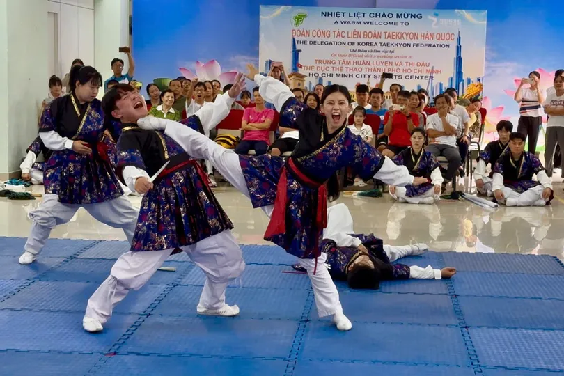 Các VĐV từ Liên đoàn Taekkyon Hàn Quốc biểu diễn giao lưu tại Trung tâm Huấn luyện và Thi đấu TDTT TPHCM. Ảnh: Phúc Lê